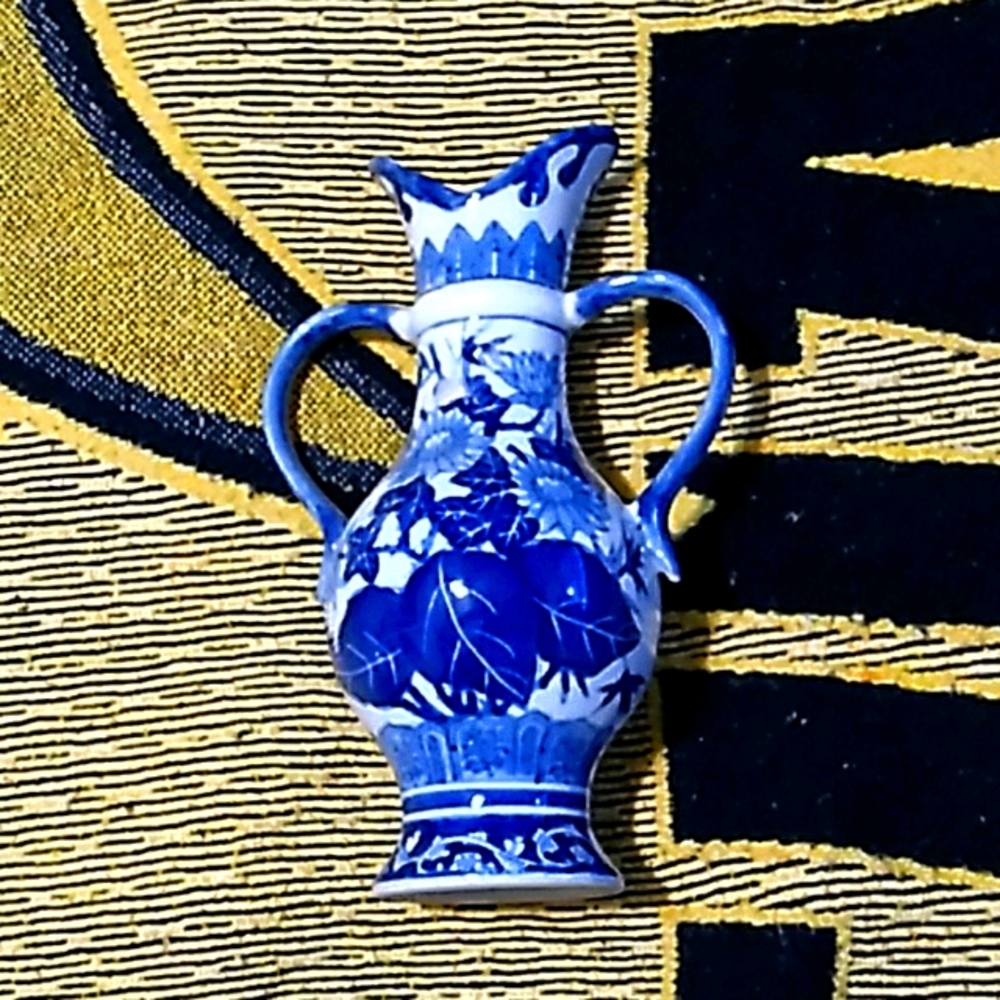 A BEAUTIFUL VASE